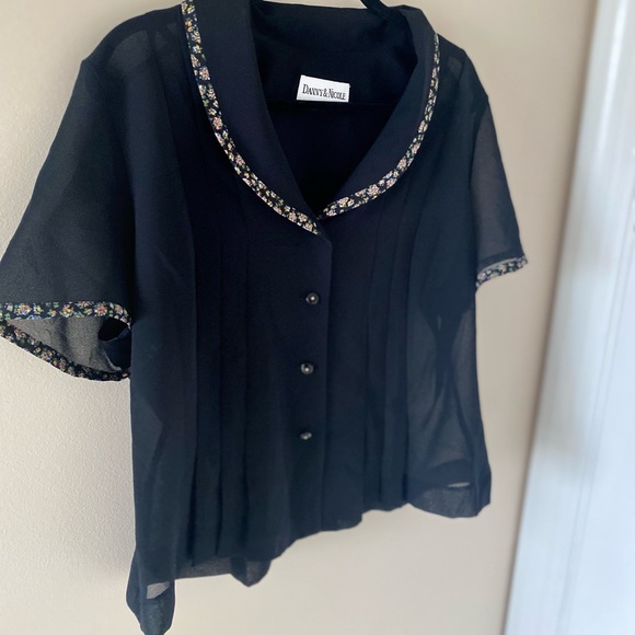 Super cute sheer black flower shirt - Picture 3 of 3